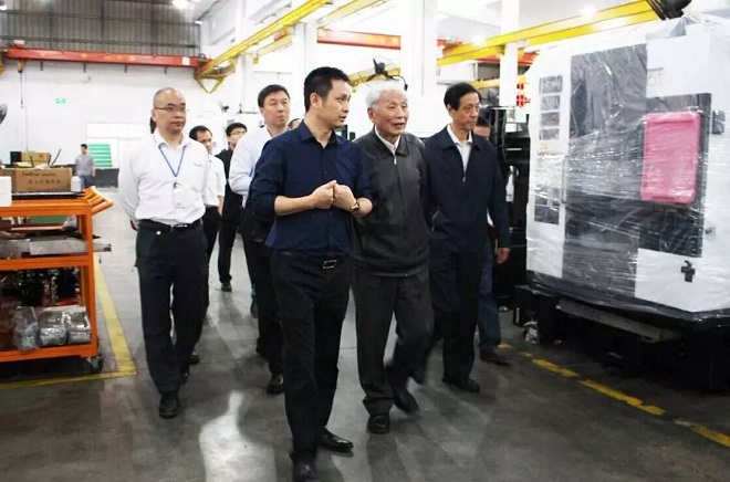 原国家航天航空工业部部长林宗棠一行参观考察